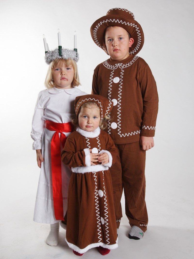 Oskar, 7 år, Amelia, 5 år och Elvira, 2 år, Norra Sandåsen, önskar god jul och gott nytt år till alla de känner.
